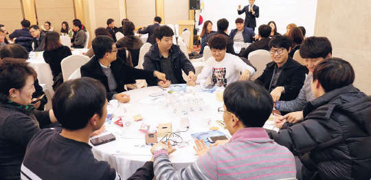 전남지역 ICT기업이 한자리에 모여 2015년 추진사업의 성과를 공유하고 산학연 협력체계를 다지는 전남 ICT기업 멤버십데이가 지난 16일 목포 폰타나비치호텔에서 개최됐다. 이번 행사는 전남정보문화산업진흥원(원장 오창렬)과 목포벤처문화산업지원센터 입주자협회(회장 이상록)가 공동으로 주관했다.    전남정보문화산업진흥원 제공